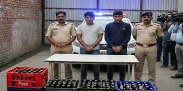 વડોદરાના દુમાડ પેટ્રોલપંપ સામે SMCની રેડ, 13 લાખના દારુના જથ્થા સાથે 3 ઝડપાયા, 8 વોન્ટેડ | SMC Raid …