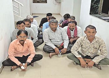 સાણંદના ખીચા ગામમાંથી જુગાર રમતા 11 શખ્સ ઝડપાયા | 11 people caught gambling in Khicha village of San…