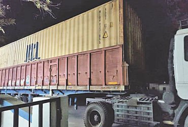 લીંબડી નજીક પરશુરામ ધામ પાસે ટ્રકમાંથી 92.73 લાખનો દારૃ ઝડપાયો | Liquor worth Rs 92 73 lakh seized f…