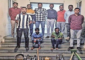 ઘરફોડ ચોરી કરનાર 2 શખ્સ સચાણા ગામ પાસેથી ઝડપાયા | 2 burglars arrested near Sachana village