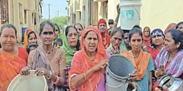 મનપા કચેરીમાં પાણીના પ્રશ્ને વોર્ડ.નં. 1ની સરકારી વસાતની મહિલાઓનો હલ્લાબોલ | Women from government h…