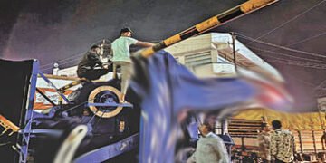 થાન ઓવરબ્રિજ પર હાઇટગેજમાં થ્રેશર મશીન ફસાતાં ટ્રાફિકજામ | Traffic jam on Thane Overbridge after thr…