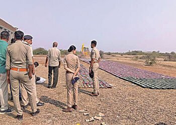 સયાલામાં રૃપિયા 5.10 કરોડના દારૃના જથ્થા પર બુલડોઝર ફર્યું | Bulldozer runs over liquor worth Rs 5 1…