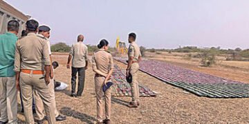 સયાલામાં રૃપિયા 5.10 કરોડના દારૃના જથ્થા પર બુલડોઝર ફર્યું | Bulldozer runs over liquor worth Rs 5 1…