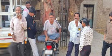 સુરેન્દ્રનગર મનપાના ઇલેક્ટ્રિક વિભાગના કર્મીઓની હડતાળથી શહેરમાં અંધારપટ | Corporation’s electric dep…