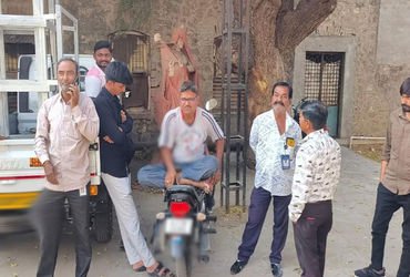 સુરેન્દ્રનગર મનપાના ઇલેક્ટ્રિક વિભાગના કર્મીઓની હડતાળથી શહેરમાં અંધારપટ | Corporation’s electric dep…