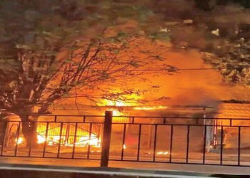 નડિયાદના રામ તલાવડી પાસે બે બંધ ગેરેજમાં ભીષણ આગ ભભૂકી | A massive fire broke out in two closed gara…