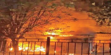 નડિયાદના રામ તલાવડી પાસે બે બંધ ગેરેજમાં ભીષણ આગ ભભૂકી | A massive fire broke out in two closed gara…