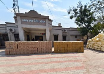 કચ્છમાં બેદરકાર પોલીસ અધિકારીઓનીે અન્ય જિલ્લાઓમાં સજા રૂપે બદલી કરાશે | DGP Will take action against…