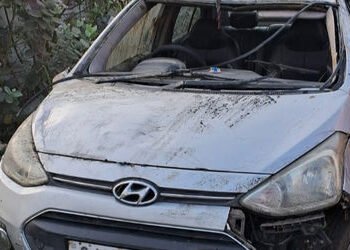 લક્ષ્મીપુરા રોડ પર કારચાલકે સ્ટિઅરિંગ પરનો કાબૂ ગુમાવતાં કાર વરસાદી કાંસમાં ખાબકી ઊંધી પડી | The car…