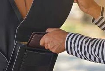 એસ.ટી. બસ સ્ટેન્ડના ચોકીદાર જ ચોર નીકળ્યા, ખિસ્સાકાતરૂઓને ‘ટીપ’ આપતા | The watchman at the ST bus st…