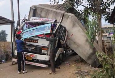 પંચમહાલ: શહેરા માર્કેટ યાર્ડમાં ઘઉંનું ભૂસું ભરેલી ટ્રક ગેટ સાથે અથડાતા સર્જાયો અકસ્માત, ડ્રાઈવરનો આ…