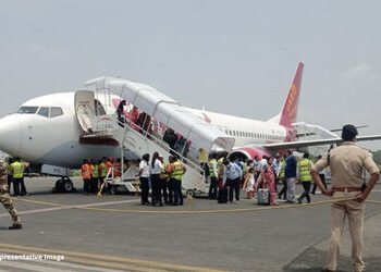 વધુ એક વિમાનનું એન્જિન ફેઈલ! દિલ્હી એરપોર્ટ પર સ્પાઈસ જેટની ફ્લાઈટનું ઈમરજન્સી લેન્ડિંગ | SpiceJet F…