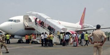 વધુ એક વિમાનનું એન્જિન ફેઈલ! દિલ્હી એરપોર્ટ પર સ્પાઈસ જેટની ફ્લાઈટનું ઈમરજન્સી લેન્ડિંગ | SpiceJet F…