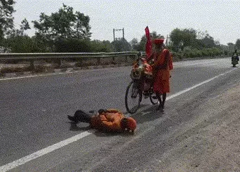 હાથ-પગમાં સાંકળ બાંધી ગબડતા વૈષ્ણોદેવી જવા નીકળેલા શ્રદ્ધાળુ ગુજરાત પહોંચ્યા, પુત્રના જીવનદાન માટે પ…