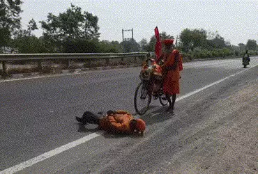 હાથ-પગમાં સાંકળ બાંધી ગબડતા વૈષ્ણોદેવી જવા નીકળેલા શ્રદ્ધાળુ ગુજરાત પહોંચ્યા, પુત્રના જીવનદાન માટે પ…