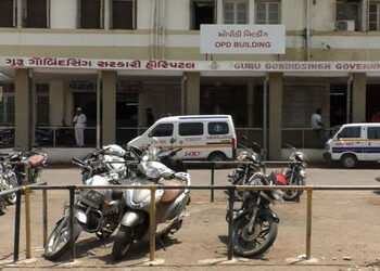 જામનગરની સરકારી જી.જી. હોસ્પિટલના પાર્કિંગમાં આડેધડ રીક્ષા પાર્ક કરનારા ચાર રિક્ષાચાલકો દંડાયા : ચાર…