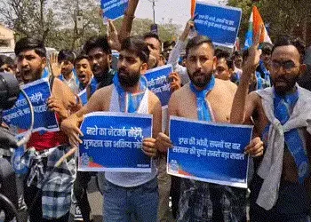 રાજકોટ: રાજ્યમાં ડ્રગ્સ-દારૂના દૂષણ સામે અર્ધનગ્ન હાલતમાં NSUIના કાર્યકરોનો દેખાવ, પોલીસે કરી અટકાયત…