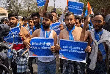 રાજકોટ: રાજ્યમાં ડ્રગ્સ-દારૂના દૂષણ સામે અર્ધનગ્ન હાલતમાં NSUIના કાર્યકરોનો દેખાવ, પોલીસે કરી અટકાયત…