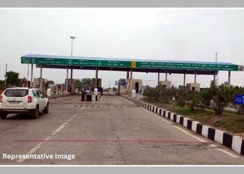 ‘રોડ બનાવો અથવા ટોલ હટાવો…’, હાઈવેનું કામ શરૂ કરાવવા અજાણ્યા શખસે ટોલ પ્લાઝા પર કર્યું ફાયરિંગ | S…