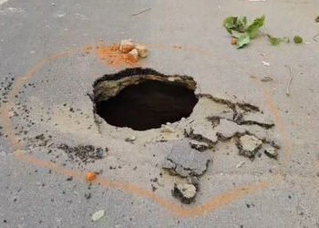 વડોદરાના અકોટા ગામ પાસે અગાઉની જગ્યાએ ફરી ભૂવો પડ્યો | potholes occur again at the previous location…