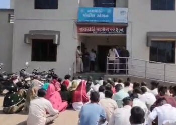 છોટા ઉદેપુર: નસવાડીમાં દિવ્યાંગ યુવતી સાથે દુષ્કર્મ, હાલત નાજુક, ગેંગ રેપના આક્ષેપ સાથે પોલીસ મથકે હ…