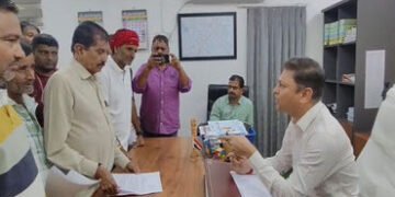 બાવળામાં મંજૂરી વગર વીજ પોલ નાખવા મુદ્દે ખેડૂતોનો હલ્લાબોલ | Farmers’ uproar over installation of el…