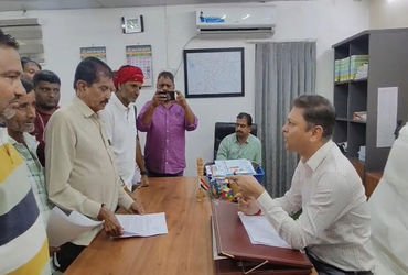 બાવળામાં મંજૂરી વગર વીજ પોલ નાખવા મુદ્દે ખેડૂતોનો હલ્લાબોલ | Farmers’ uproar over installation of el…