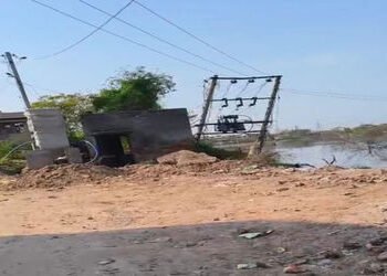 ધોળકામાં શંકર તળાવ નજીક નમી પડેલી વીજ ડીપી હોનારત સર્જશે | fallen power DP near Shankar Lake in Dhol…