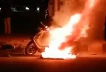 વારસિયા-કિશનવાડી રોડ પર બપોરે જૂની અદાવતને કારણે સ્કૂટરને આગ ચાંપી | Scooter set on fire in the afte…