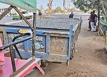 બાંધકામ સાઈટની સામગ્રી ઢાંકીને નહીં લઈ જતા ૨૩ વાહનોને ૨.૩૦ લાખનો દંડ | 23 vehicles fined Rs 2 30 lak…