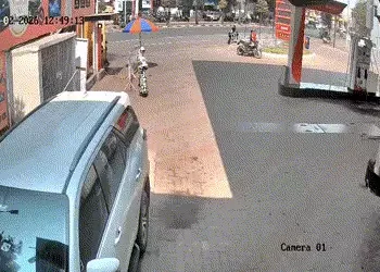 ફિલ્મ ઢબે બાઈક ચલાવવાનો કરુણ અંજામ : પેટ્રોલ પંપ પર હવા ભરવાના મશીન સાથે બાઈક અથડાતા ચાલકે જીવ ગુમાવ…