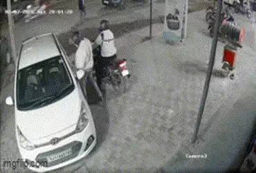 અમદાવાદ: આંગડિયા પેઢીના કર્મચારીઓને લૂંટતી કુખ્યાત છારા ગેંગના 2 સાગરિત ઝડપાયા | ahmedabad police ar…