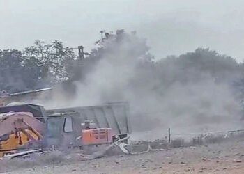 રેલવે દ્વારા સિમેન્ટરનો કાચો માલ ઉતારાતા સ્થાનિકોને હાલાકી | Locals suffer as cement raw materials a…