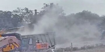 રેલવે દ્વારા સિમેન્ટરનો કાચો માલ ઉતારાતા સ્થાનિકોને હાલાકી | Locals suffer as cement raw materials a…