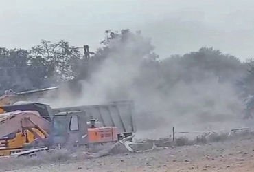 રેલવે દ્વારા સિમેન્ટરનો કાચો માલ ઉતારાતા સ્થાનિકોને હાલાકી | Locals suffer as cement raw materials a…