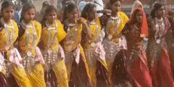 VIDEO | ‘ભંગુરિયા’ મેળો: છોટાઉદેપુર અને MPના સરહદી વિસ્તારોમાં હોળીનો થનગનાટ, આદિવાસી સંસ્કૃતિના અનો…
