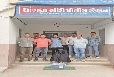 ધ્રાંગધ્રા શહેરમાં રૃ.1.23 લાખના સુકા ગાંજા સાથે મહિલા ઝડપાઇ | Woman caught with dried ganja worth R…