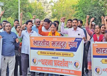 શ્રમિકોએ પેન્શન વધારા, કોન્ટ્રાક્ટ પ્રથા નાબૂદી જેવા મુદ્દે સરકાર સામે પોતાનો રોષ વ્યક્ત કર્યો | Exp…