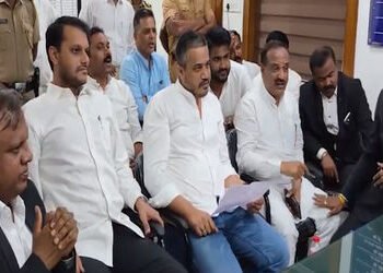 અજિત પવારના પ્લેન ક્રેશની તપાસની માગ, બારામતીમાં પોલીસ સ્ટેશનની બહાર રોહિત પવારના ધરણાં | Rohit pawa…