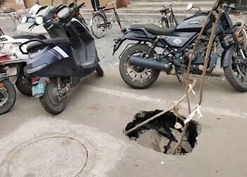 વડોદરાના વોર્ડ 12ના સરદાર નગરમાં વધુ એક ભૂવો પડતા પાલિકાની પોલ ખુલી | Another potholes in Sardar Nag…