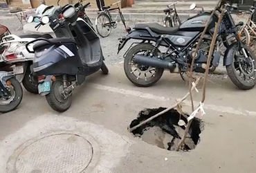 વડોદરાના વોર્ડ 12ના સરદાર નગરમાં વધુ એક ભૂવો પડતા પાલિકાની પોલ ખુલી | Another potholes in Sardar Nag…