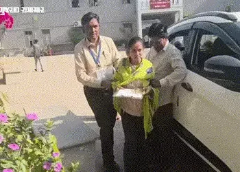 બાપનો વિશ્વાસ, દીકરીની હિંમત: બોડેલીમાં ઈજાગ્રસ્ત દીકરીને ઉંચકીને પરીક્ષા કેન્દ્ર પહોંચ્યા પિતા, સંચ…