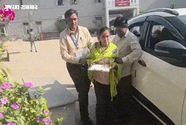 બાપનો વિશ્વાસ, દીકરીની હિંમત: બોડેલીમાં ઈજાગ્રસ્ત દીકરીને ઉંચકીને પરીક્ષા કેન્દ્ર પહોંચ્યા પિતા, સંચ…