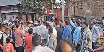 ધ્રાંગધ્રા શાકમાર્કેટમાં લારીધારકે હેડ કોન્સ્ટેબલ સાથે ઝપાઝપી કરી | Lorry driver scuffles with head …