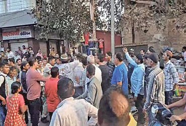 ધ્રાંગધ્રા શાકમાર્કેટમાં લારીધારકે હેડ કોન્સ્ટેબલ સાથે ઝપાઝપી કરી | Lorry driver scuffles with head …