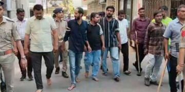 સનફાર્મા રોડ પર દુકાનમાં તોડફોડ કરનાર યુવક પર વળતો હુમલોઃપોલીસે હુમલાખોરોનો વરઘાેડો કાઢ્યો | Counter…