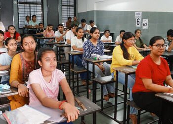 ધોરણ-૧૦નો પરીક્ષાર્થી બીજા કેન્દ્ર પર પહોંચી જતાં પોલીસે મૂળ કેન્દ્ર પર પહોંચાડયો | Police escorted …