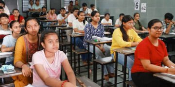 ધોરણ-૧૦નો પરીક્ષાર્થી બીજા કેન્દ્ર પર પહોંચી જતાં પોલીસે મૂળ કેન્દ્ર પર પહોંચાડયો | Police escorted …