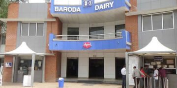 બરોડા ડેરીની ચૂંટણીમાં 13 બેઠકો માટે 55 ફોર્મ ભરાયાઃનસવાડીના ડિરેક્ટર બિનહરીફ | 55 forms filed for 1…